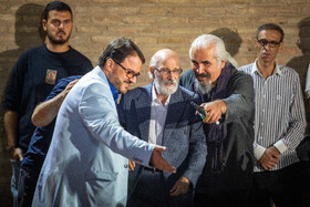 از راست سیاوش ستاری، دبیر جشنوراه و داود فتحعلی بیگی، بازیگر در اختتامیه جشنواره نمایش‌های آیینی و سنتی