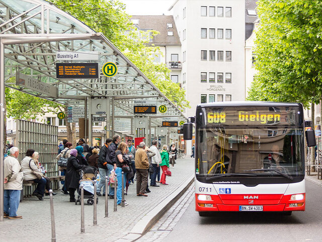 چرا جوانان برای کارهای خدماتی سر و دست میشکنند؟