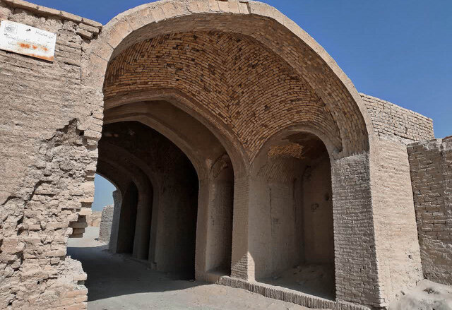 خط نابودی گنجینه تاریخی گردفرامرز یزد زیر چرخ کامیون‌ها