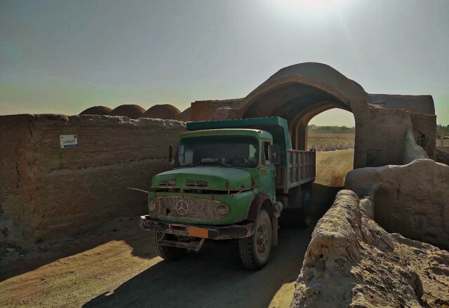 خط نابودی گنجینه تاریخی گردفرامرز یزد زیر چرخ کامیون‌ها