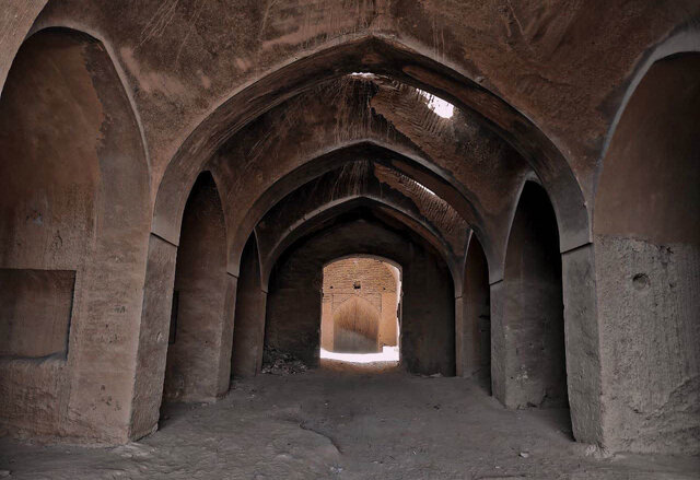 خط نابودی گنجینه تاریخی گردفرامرز یزد زیر چرخ کامیون‌ها