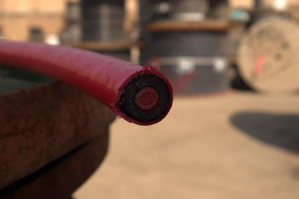 کابل 20 کیلو ولت: شاهراهی نامرئی برای جریان زندگی مدرن