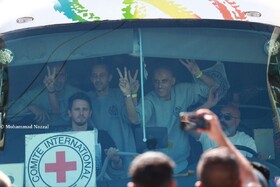 اتوبوس‌های اسرای آزاد شده فلسطینی وارد غزه و کرانه باختری شدند