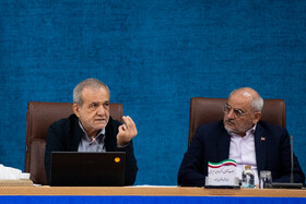 محسن حاجی‌میرزایی، رییس دفتر رییس جمهور و مسعود پزشکیان، رییس جمهور در نشست مشترک استانداران