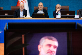 محسن حاجی‌میرزایی، رییس دفتر رییس جمهور، مسعود پزشکیان، رییس جمهور و اسکندر مؤمنی، وزیر کشور در نشست مشترک استانداران
