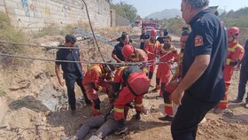 سقوط کارگر جوان به داخل چاه ۱۲ متری در خیابان دماوند