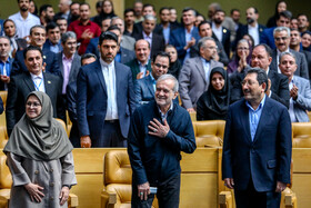مسعود پزشکیان، رییس جمهور، سید محمد اتابک، وزیر صمت و فرزانه انصاری، رییس سازمان ملی استاندارد ایران در بزرگداشت روز جهانی استاندارد