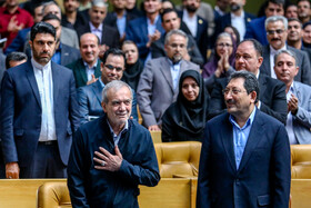 مسعود پزشکیان، رییس جمهور و سید محمد اتابک، وزیر صمت در بزرگداشت روز جهانی استاندارد