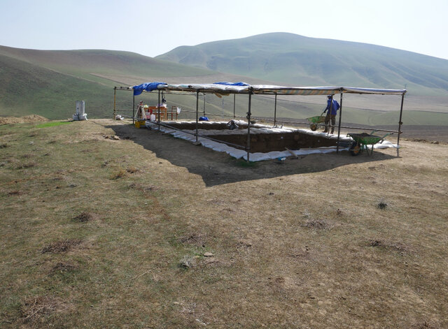 باستانشناس کاوش در تپه نوسنگی را آغاز کردند که نصف آن در جادهسازی تخریب شده است