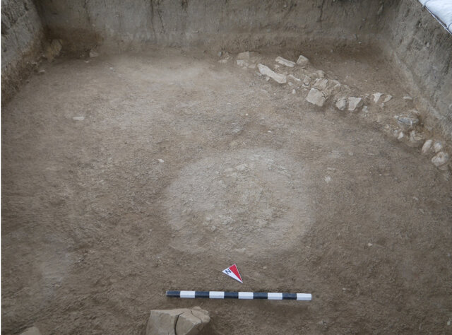 باستانشناس کاوش در تپه نوسنگی را آغاز کردند که نصف آن در جادهسازی تخریب شده است