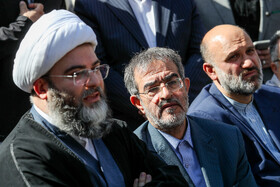 از راست علی منتظری رئیس سازمان جهاد دانشگاهی و محمد قمی، رئیس سازمان تبلیغات اسلامی در مراسم تشییع پیکر «محمد کاسبی»