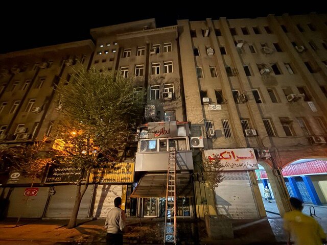 مهار آتش‌سوزی ساختمانی مجاور هتل در خیابان سعدی و نجات ۸۵ نفر 
