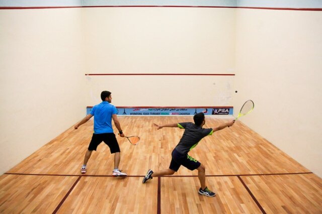 جوانان ایلامی در انتظار پرتاب نخستین توپ اسکواش