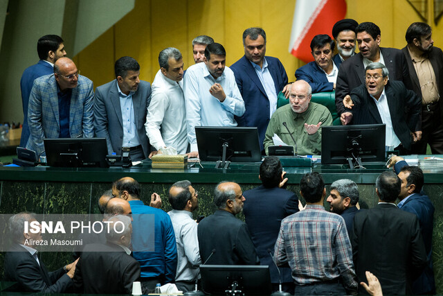 تندروی ریختن آب به آسیاب دشمن است