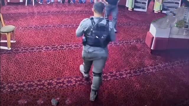 هتک حرمت مسجدی در شهر قدس اشغالی توسط نظامی صهیونیست