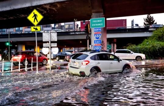 عکس: آسوشیتدپرس طوفان در محلههای آسیبدیده از آتشسوزیهای جنگلی در «کالیفرنیا»