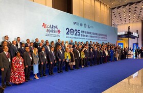 عکس یادگاری شهردار تهران در افتتاحیه اجلاس UCLG با شهرداران و نمایندگان ارشد شهرهای مختلف جهان