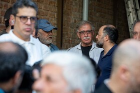 همایون اسعدیان در مراسم تشییع پیکر ناصر تقوایی در خانه سینما