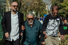 حسن پورشیرازی در مراسم تشییع پیکر ناصر تقوایی در امامزاده طاهر کرج