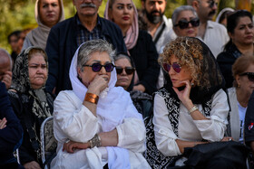 رخشان بنی‌اعتماد در مراسم تشییع پیکر ناصر تقوایی در امامزاده طاهر کرج