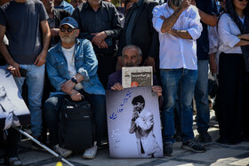 حبیب رضایی در مراسم تشییع پیکر ناصر تقوایی در امامزاده طاهر کرج