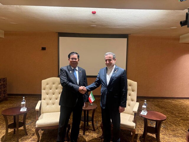 رایزنی وزیران امور خارجه ایران و میانمار تاکید وزیران امور خارجه ایران و میانمار بر تبادل هیاتهای دیپلماتیک و اقتصادی بین دو کشور