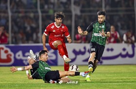 برتری پرسپولیس مقابل ذوب آهن در نیمه نخست/ عالیشاه مصدوم و تعویض شد