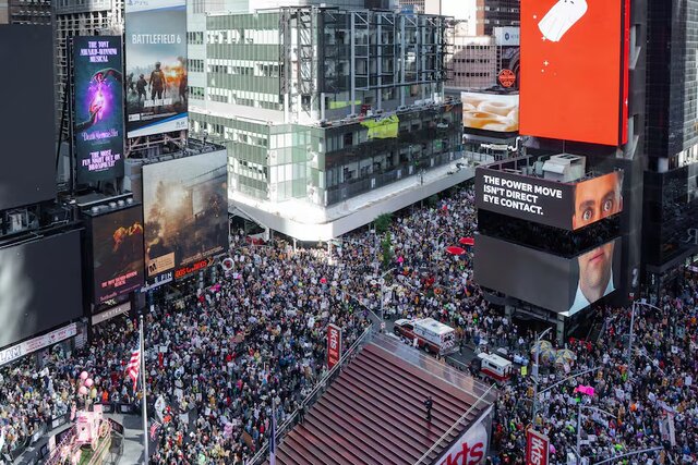 میدان تایمز - نیویورک «نه به پادشاه»؛ فریادی در سرتاسر ایالات متحده علیه ترامپ