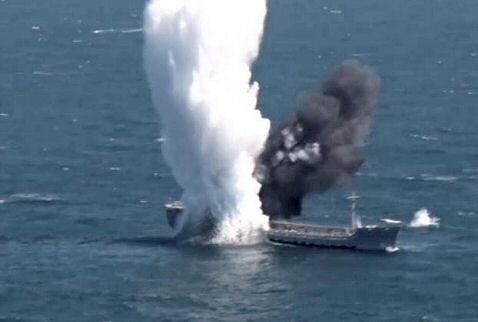 عکس تزیینی است حمله آمریکا به یک زیردریایی
