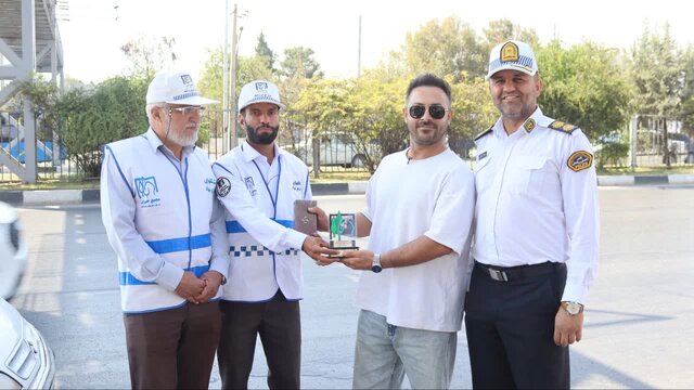 تقدیر از رانندگان قانون‌مدار در شیراز با نشان مهربانی و دیوان حافظ
