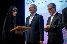 تقدیر از رتبه‌های برتر کنکور توسط مسعود پزشکیان، رئیس جمهور در مراسم رسمی آغاز سال تحصیلی دانشگاه‌ها