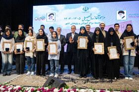 عکس یادگاری در پایان مراسم رسمی آغاز سال تحصیلی دانشگاه‌ها با حضور رئیس جمهور