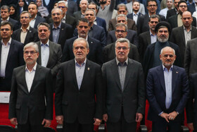 محسن حاجی میرزایی، رئیس دفتر رئیس جمهور، محمدرضا ظفرقندی، وزیر بهداشت، درمان و آموزش پزشکی، مسعود پزشکیان، رئیس جمهور و حسین سیمایی صراف، وزیر علوم، تحقیقات و فناوری در مراسم رسمی آغاز سال تحصیلی دانشگاه‌ها