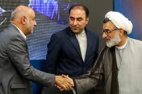 از راست، عبدالحسین خسروپناه دبیر شورای عالی انقلاب فرهنگی و احمد میدری، وزیر کار در جشن ملی همدلی اهدای ۳۵۰۰ سری جهیزیه و رونمایی از مرکز رصد و کنترل عملیات اورژانس اجتماعی