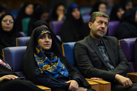 زهرا بهروزآذر، معاون امور زنان و خانواده دولت چهاردهم و مهدی جمالی‌نژاد، استاندار اصفهان در نشست با بانوان نخبه و توانمند استان اصفهان