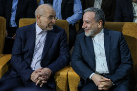 عباس عراقچی، وزیر امور خارجه و محمدباقر قالیباف رئیس مجلس شورای اسلامی در افتتاح دومین نشست منطقه‌ای دیپلماسی استانی - مشهد