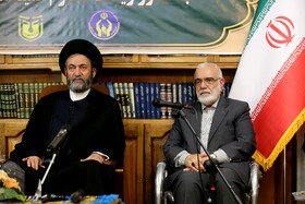 مرتضی بختیاری رئیس کمیته امداد خمینی(ره) کشور و آیت‌الله سیدحسن عاملی نماینده ولی‌فقیه و امام‌جمعه اردبیل در جلسه شورای زکات استان اردبیل