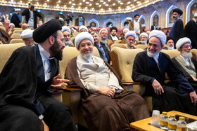 آیت الله حسینی بوشهری مدیر حوزه های علمیه کشور، آیت الله محسن اراکی عضو مجلس خبرگان رهبری و حجت الاسلام سید علی خمینی در کنگره بین المللی میرزای نائینی - قم