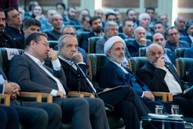 نشست رئیس جمهور با سرمایه گذاران و فعالین اقتصادی آذربایجان غربی