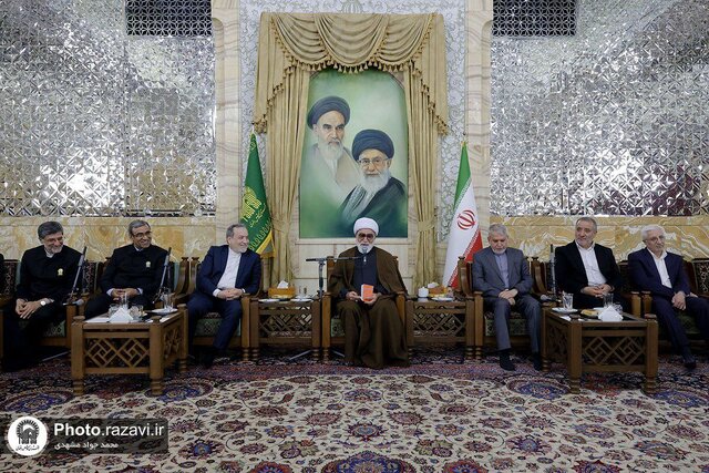 دیدار عوامل اجرایی دومین همایش «دیپلماسی استانی» با آیتالله احمد مروی، تولیت آستان قدس رضوی عراقچی: مرزهای مشترک به مجراهای تنفسی اقتصاد کشور تبدیل شدهاند