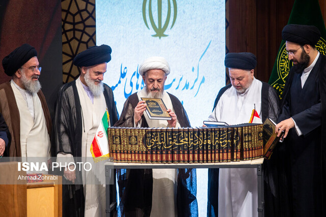 ۴۱ جلد موسوعه علامه میرزای نائینی در قم رونمایی شد
