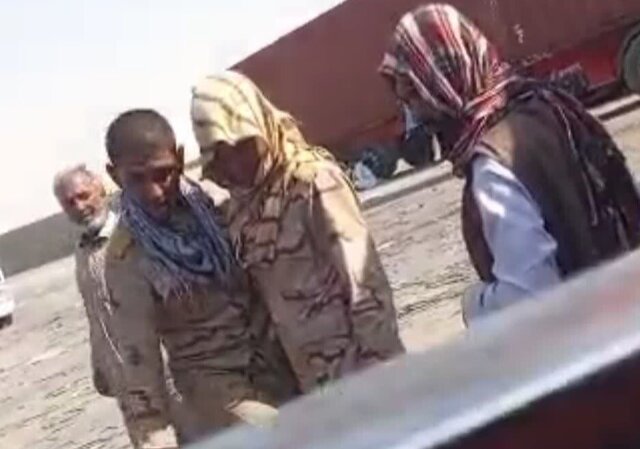 ببینید/ سرباز مرزبانی: از مردم سیستان و بلوچستان عذرخواهی میکنم ببینید/ سرباز مرزبانی: از مردم سیستان و بلوچستان عذرخواهی میکنم