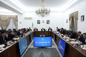 عارف: خالی کردن دل مردم هنر نیست