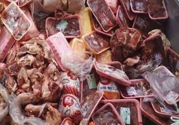 توقیف بیش از ۳۰۰ کیلوگرم فرآوردههای گوشتی غیربهداشتی در فروشگاههای قم توقیف بیش از ۳۰۰ کیلوگرم فرآوردههای گوشتی غیربهداشتی در فروشگاههای قم