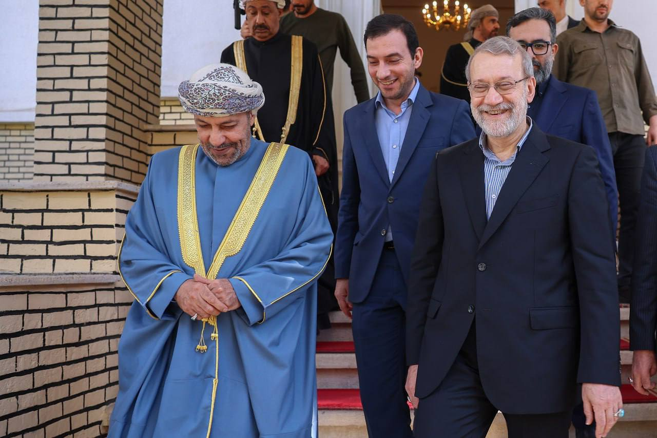 دعوت رسمی وزیر کشور عمان از لاریجانی/  تاکید لاریجانی بر توسعه روابط با مسقط