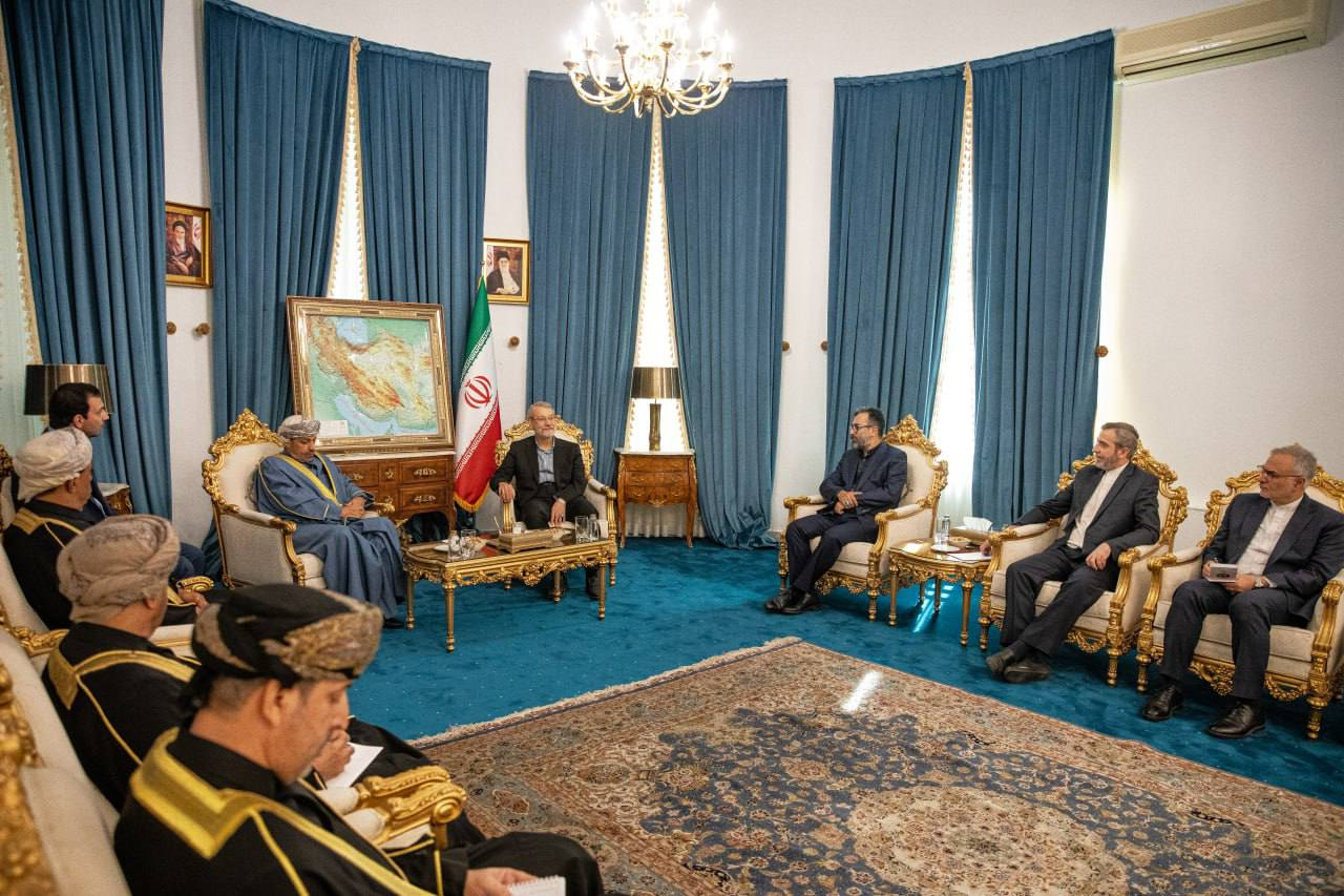 دعوت رسمی وزیر کشور عمان از لاریجانی/  تاکید لاریجانی بر توسعه روابط با مسقط