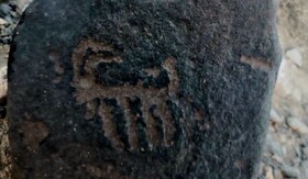 استفاده از سنگ‌های تاریخی برای نشانه‌گذاری اقدام عمرانی!