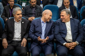 از راست شمس‌الدین حسینی، رییس کمیسیون اقتصادی مجلس و محمد باقر قالیباف، رئیس مجلس شورای اسلامی در همایش بین المللی سرمایه‌گذاری و تامین مالی در صنعت نفت، گاز و پتروشیمی