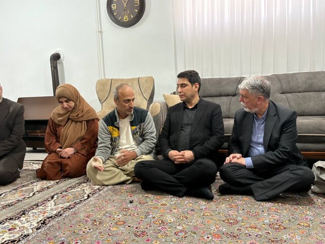 دیدار وزیر فرهنگ و ارشاد اسلامی با خانوادە شهید هفت ماهە جنگ ۱۲ روزە دیدار وزیر فرهنگ و ارشاد اسلامی با خانوادە شهید هفت ماهە جنگ ۱۲ روزە