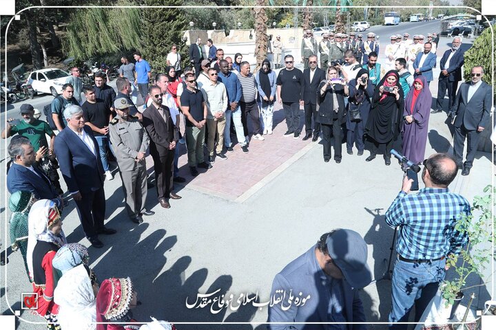 بازدید شرکت‌کنندگان مسابقات تیراندازی با کمان نظامیان جهان از موزه ملی انقلاب اسلامی و دفاع مقدس